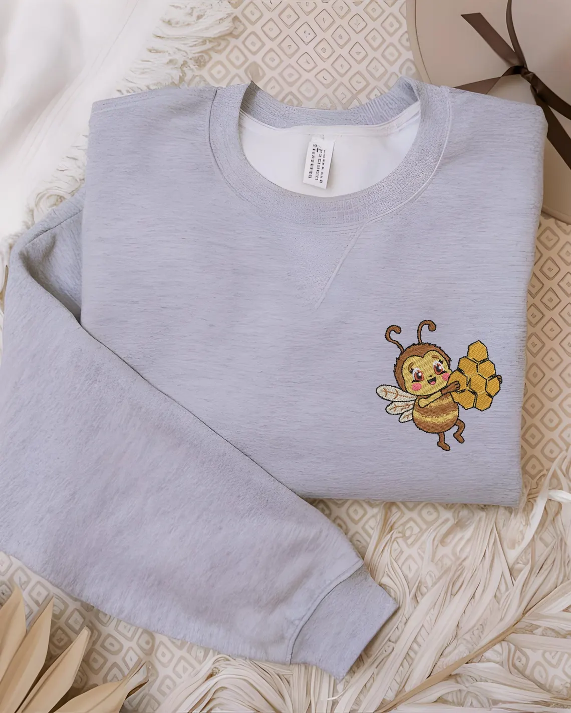 honeycomb bee, bee with honeycomb, embroidered bee, instant download, machine embroidery, DIGITAL FILE